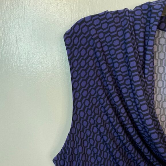 Tamari Blue and Black sleeveless Blouse with scoop neckline - Picture 3 of 8